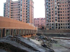 Здание упало, оставив промежуток между идентичными строениями вокруг. Internet Foto