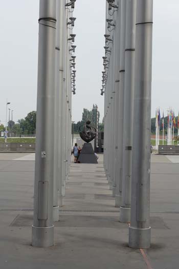 Флагштоки перед зданием Европарламента.Фото:Лора ЛАРСИА/Великая Эпоха