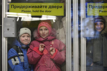 Дети в Питерском метро. Фото: K I R I L L K U D R Y A V T S E V / A F P / G e t t y I m a g e s Дети в Питерском метро. Фото: K I R I L L K U D R Y A V T S E V / A F P / G e t t y I m a g e s