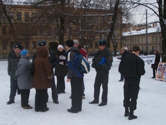 Митинг последователей Фалуньгун 25 января 2009 г. в Санкт-Петербурге. Фото: Великая Эпоха