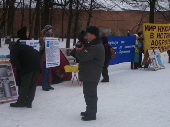 Митинг последователей Фалуньгун 25 января 2009 г. в Санкт-Петербурге. Фото: Великая Эпоха