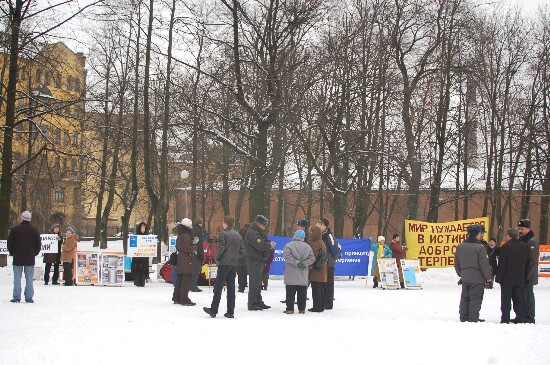Митинг последователей Фалуньгун 25 января 2009 г. в Санкт-Петербурге. Фото: Великая Эпоха