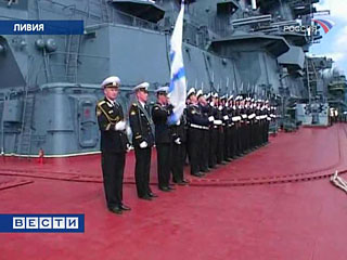 "Неустрашимого" по традиции встретили жареным поросенком