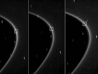 Три фотографии кольца G, сделанные зондом Cassini. Квадратами на них отмечены яркие точки, которые представляют собой ранее неизвестный спутник Сатурна. Иллюстрация NASA
