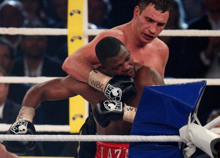 Украинский боксер Виталий Кличко защитил титул чемпиона мира по версии WBC (Всемирный боксерский совет). Фото: Getty Images