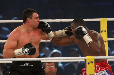 Украинский боксер Виталий Кличко защитил титул чемпиона мира по версии WBC (Всемирный боксерский совет). Фото: Getty Images