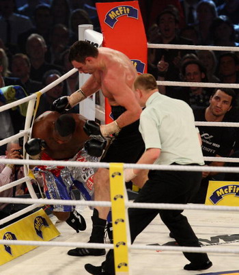 Украинский боксер Виталий Кличко защитил титул чемпиона мира по версии WBC (Всемирный боксерский совет). Фото: Getty Images