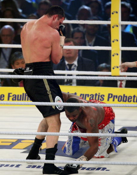 Украинский боксер Виталий Кличко защитил титул чемпиона мира по версии WBC (Всемирный боксерский совет). Фото: Getty Images