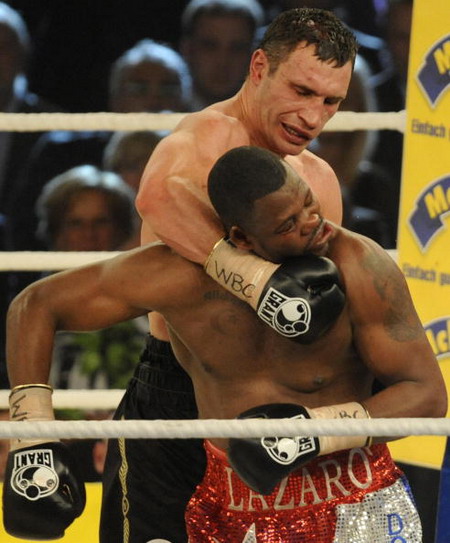 Украинский боксер Виталий Кличко защитил титул чемпиона мира по версии WBC (Всемирный боксерский совет). Фото: Getty Images
