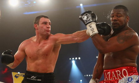 Украинский боксер Виталий Кличко защитил титул чемпиона мира по версии WBC (Всемирный боксерский совет). Фото: Getty Images