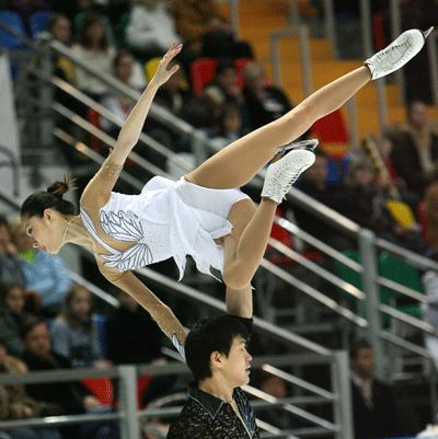 Дань Чжан/Хао Чжан (Китай) исполняют  короткую программу. Фото: YURI KADOBNOV/AFP/Getty Images