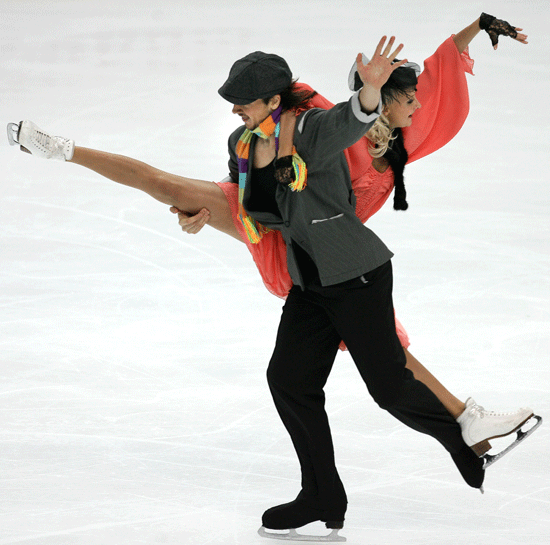 Оксана Домнина/Максим Шабалин (Россия) исполняют  оригинальный танец. Фото: YURI KADOBNOV/AFP/Getty Images