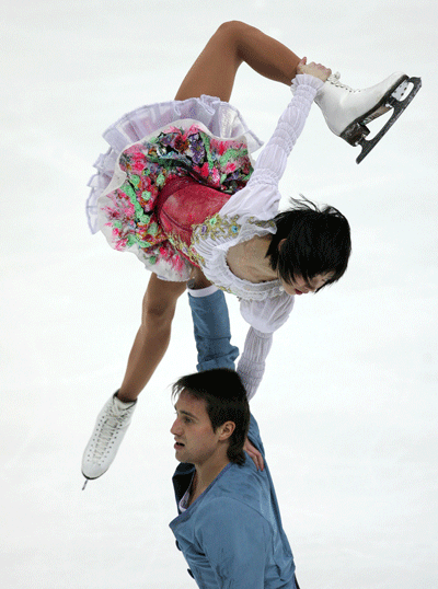 Юко Кавагучи/Александр Смирнов (Россия) произвольную  исполняют программу. Фото: YURI KADOBNOV/AFP/Getty Images