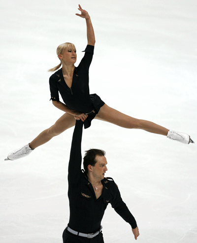 Татьяна Волосожар/Станислав Морозов (Украина) исполняют произвольную программу. Фото: YURI KADOBNOV/AFP/Getty Images