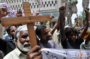 Пакистанские христиане протестуют против насилия над христианами в Годжра (Gojra). Христианские школы и колледжи бастуют. Фото: RIZWAN TABASSUM/AFP/Getty Images
