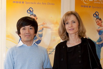 &laquo;Мы вообще не привыкли видеть такую красоту&raquo; - говорит Тонг Чхор, который вместе с женой пришел посмотреть спектакль Divine Performing Arts во Дворце Конгрессов в Париже. Фото: Joson Wang /Великая Эпоха