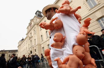 Гражданские выступления перед зданием суда. Фото: Miguel Villagran /Getty Images