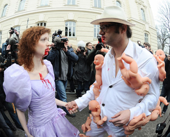 Гражданские выступления перед зданием суда. Фото: Miguel Villagran /Getty Images