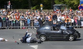 Автомобиль врезался в толпу зрителей, ожидающую прибытия королевского семейства в Апелдорне в День Королевы. Фото: Robin Utrecht/AFP/Getty Images