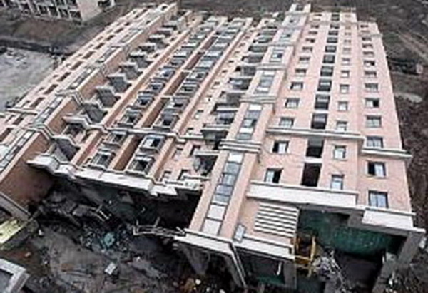 На здании ж/д вокзала надписи: «Здание вокзала может в любое время рухнуть! Пожалуйста, не подходите близко!» Город Яньтай провинции Шаньдун. Фото с epochtimes.com.ua