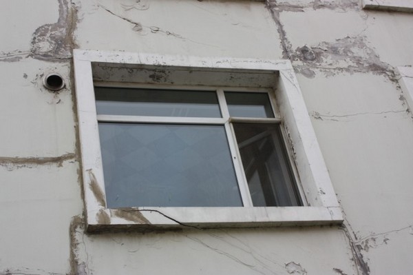 На здании ж/д вокзала надписи: «Здание вокзала может в любое время рухнуть! Пожалуйста, не подходите близко!» Город Яньтай провинции Шаньдун. Фото с epochtimes.com.ua