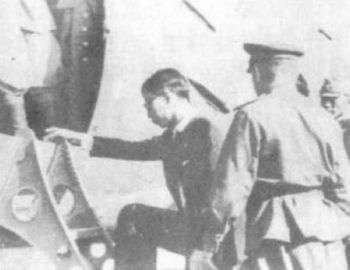 Советские солдаты отправляют Пу И в СССР в заключение. 7 августа 1945 год. Фото с secretchina.com