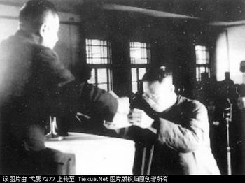 Пу И в тюрьме принимает документ о своей амнистии. 4 декабря 1959 год. Фото с secretchina.com 