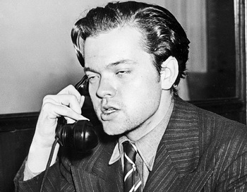 МЕЧТАТЕЛЬ: известный актер и режиссер Орсон Уэллс 30 октября 1938 года отвечает на вопросы журналистов после трансляции по радио его «Войны миров», создавшей панику на территории всех Соединенных Штатов.  Фото с сайта theepochtimes.com МЕЧТАТЕЛЬ: известный актер и режиссер Орсон Уэллс 30 октября 1938 года отвечает на вопросы журналистов после трансляции по радио его «Войны миров», создавшей панику на территории всех Соединенных Штатов.  Фото с сайта theepochtimes.com
