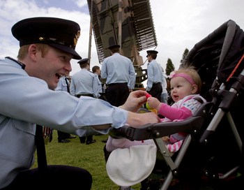 Австралийский лётчик играет со своей 10 месячной дочкой. Фото:  Sergio Dionisio/Getty Images