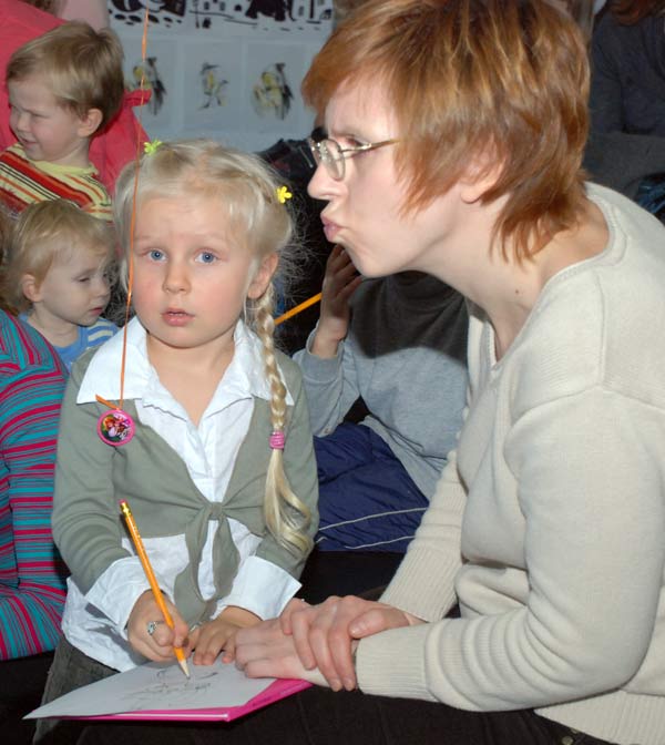 «Как стать Вашим Высочеством?». Игра с автором книг о принцессах Пером Густавсоном. Дети рисуют принцессу. Фото: Юлия Цигун/Великая Эпоха «Как стать Вашим Высочеством?». Игра с автором книг о принцессах Пером Густавсоном. Дети рисуют принцессу. Фото: Юлия Цигун/Великая Эпоха