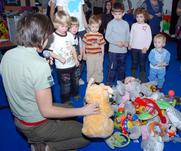 «Как стать Вашим Высочеством?». Игра с автором книг о принцессах Пером Густавсоном. Фото: Юлия Цигун/Великая Эпоха «Как стать Вашим Высочеством?». Игра с автором книг о принцессах Пером Густавсоном. Фото: Юлия Цигун/Великая Эпоха