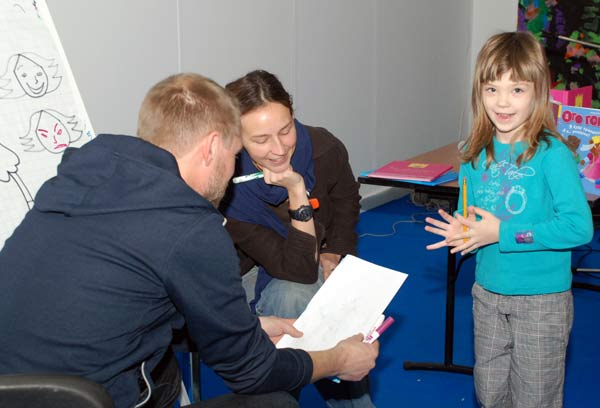 «Как стать Вашим Высочеством?». Игра с автором книг о принцессах Пером Густавсоном. Фото: Юлия Цигун/Великая Эпоха «Как стать Вашим Высочеством?». Игра с автором книг о принцессах Пером Густавсоном. Фото: Юлия Цигун/Великая Эпоха