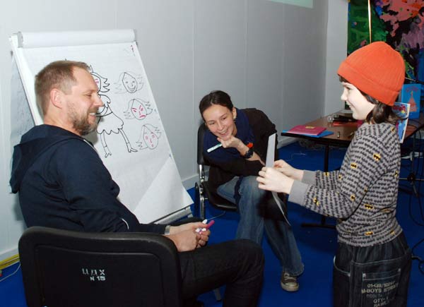 «Как стать Вашим Высочеством?». Игра с автором книг о принцессах Пером Густавсоном. Фото: Юлия Цигун/Великая Эпоха «Как стать Вашим Высочеством?». Игра с автором книг о принцессах Пером Густавсоном. Фото: Юлия Цигун/Великая Эпоха