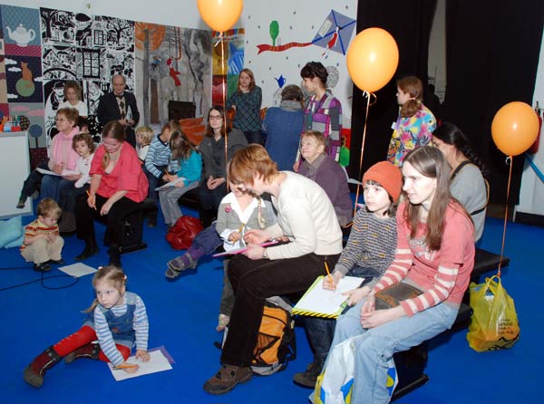 «Как стать Вашим Высочеством?». Игра с автором книг о принцессах Пером Густавсоном. Дети рисуют принцессу. Фото: Юлия Цигун/Великая Эпоха «Как стать Вашим Высочеством?». Игра с автором книг о принцессах Пером Густавсоном. Дети рисуют принцессу. Фото: Юлия Цигун/Великая Эпоха