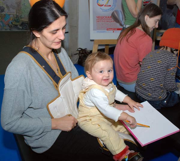 «Как стать Вашим Высочеством?». Игра с автором книг о принцессах Пером Густавсоном. Дети рисуют принцессу. Фото: Юлия Цигун/Великая Эпоха «Как стать Вашим Высочеством?». Игра с автором книг о принцессах Пером Густавсоном. Дети рисуют принцессу. Фото: Юлия Цигун/Великая Эпоха