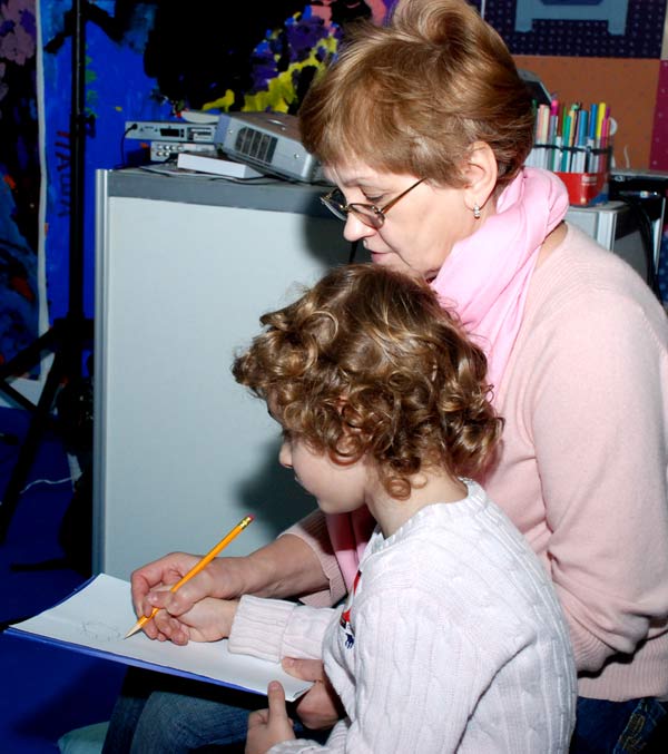 «Как стать Вашим Высочеством?». Игра с автором книг о принцессах Пером Густавсоном. Дети рисуют принцессу. Фото: Юлия Цигун/Великая Эпоха «Как стать Вашим Высочеством?». Игра с автором книг о принцессах Пером Густавсоном. Дети рисуют принцессу. Фото: Юлия Цигун/Великая Эпоха