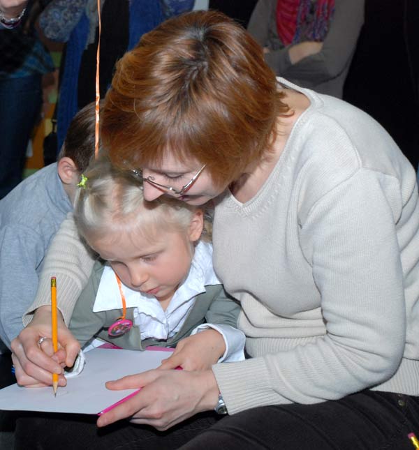 «Как стать Вашим Высочеством?». Игра с автором книг о принцессах Пером Густавсоном. Дети рисуют принцессу. Фото: Юлия Цигун/Великая Эпоха «Как стать Вашим Высочеством?». Игра с автором книг о принцессах Пером Густавсоном. Дети рисуют принцессу. Фото: Юлия Цигун/Великая Эпоха