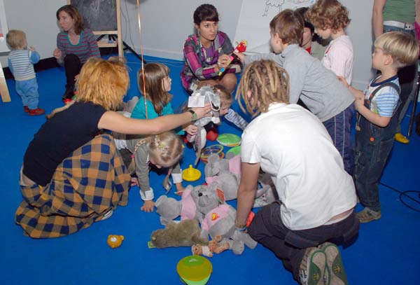 «Как стать Вашим Высочеством?». Игра с автором книг о принцессах Пером Густавсоном. Фото: Юлия Цигун/Великая Эпоха «Как стать Вашим Высочеством?». Игра с автором книг о принцессах Пером Густавсоном. Фото: Юлия Цигун/Великая Эпоха