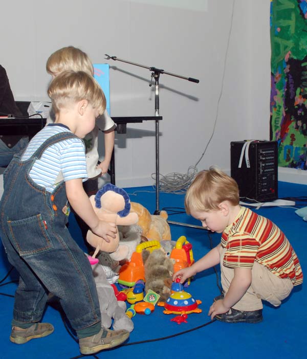 «Как стать Вашим Высочеством?». Игра с автором книг о принцессах Пером Густавсоном. Фото: Юлия Цигун/Великая Эпоха «Как стать Вашим Высочеством?». Игра с автором книг о принцессах Пером Густавсоном. Фото: Юлия Цигун/Великая Эпоха