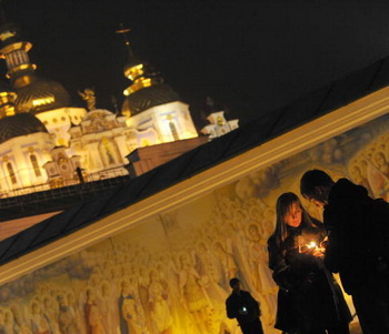 Каждый год в четвертую субботу ноября в Украине отмечается День памяти жертв голодомора и политических репрессий. Фото: SERGEI SUPINSKY/AFP/Getty Images