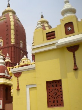 Древнейший священный знак, означающий удачу и благополучие - Свастику, в Индии можно увидеть везде и всюду