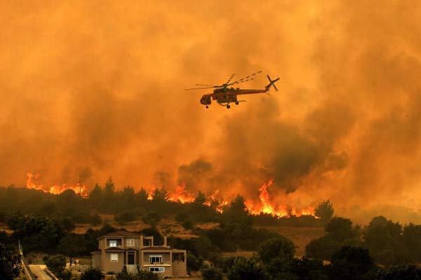 Греция. Горят предместья Афин. Фото: LOUISA GOULIAMAKI, ARIS MESSINIS/AFP/Getty Images Греция. Горят предместья Афин. Фото: LOUISA GOULIAMAKI, ARIS MESSINIS/AFP/Getty Images