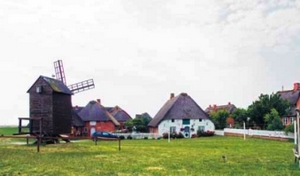 Дома островов Халлиган построены на искусственных насыпях. Фото: Mahaux photo 