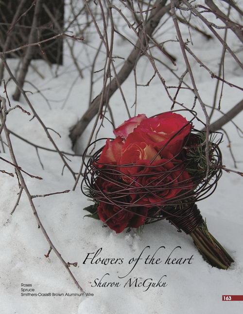 Зимний букет из роз и еловых веток, оформленный при помощи декоративной проволоки. Фото: Дуглас МакГакин Зимний букет из роз и еловых веток, оформленный при помощи декоративной проволоки. Фото: Дуглас МакГакин