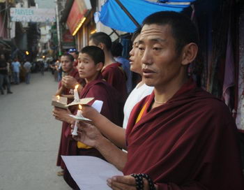 Изгнанные тибетские монахи молятся во время митинга в знак солидарности с теми, кто принёс себя в жертву. Недавно протестующий тибетский монах в юго-западном Китае был жестоко избит полицией. Фото: STRDEL/AFP/GettyImages Изгнанные тибетские монахи молятся во время митинга в знак солидарности с теми, кто принёс себя в жертву. Недавно протестующий тибетский монах в юго-западном Китае был жестоко избит полицией. Фото: STRDEL/AFP/GettyImages
