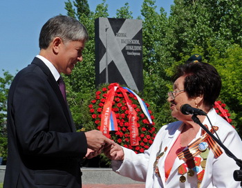 Памятник жертвам блокады Ленинграда открыли в Бишкеке. Фото с сайта president.kg