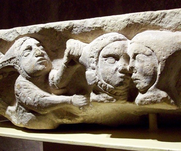 На замковом средневековом камне изображена ревность или зависть, один из семи смертных грехов. (Courtesy of Susan James)