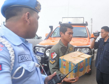 Самописцы с лайнера Sukhoi SuperJet-100 доставлены в Джакарту. Фото РИА Новости Самописцы с лайнера Sukhoi SuperJet-100 доставлены в Джакарту. Фото РИА Новости