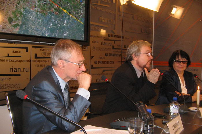 Сергей Смирнов и Александр Девяткин на заседании клуба «Матрица науки». Фото: Татьяна Петрова/Великая Эпоха (The Epoch Times)  