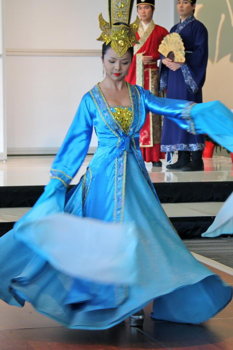 Девушка танцует в типичной одежде династии Тан. Плывущие длинные рукава подчёркивают танцевальные движения, Оттава, 17 ноября 2012 года. Фото: Pam McLennan/The Epoch Times Девушка танцует в типичной одежде династии Тан. Плывущие длинные рукава подчёркивают танцевальные движения, Оттава, 17 ноября 2012 года. Фото: Pam McLennan/The Epoch Times